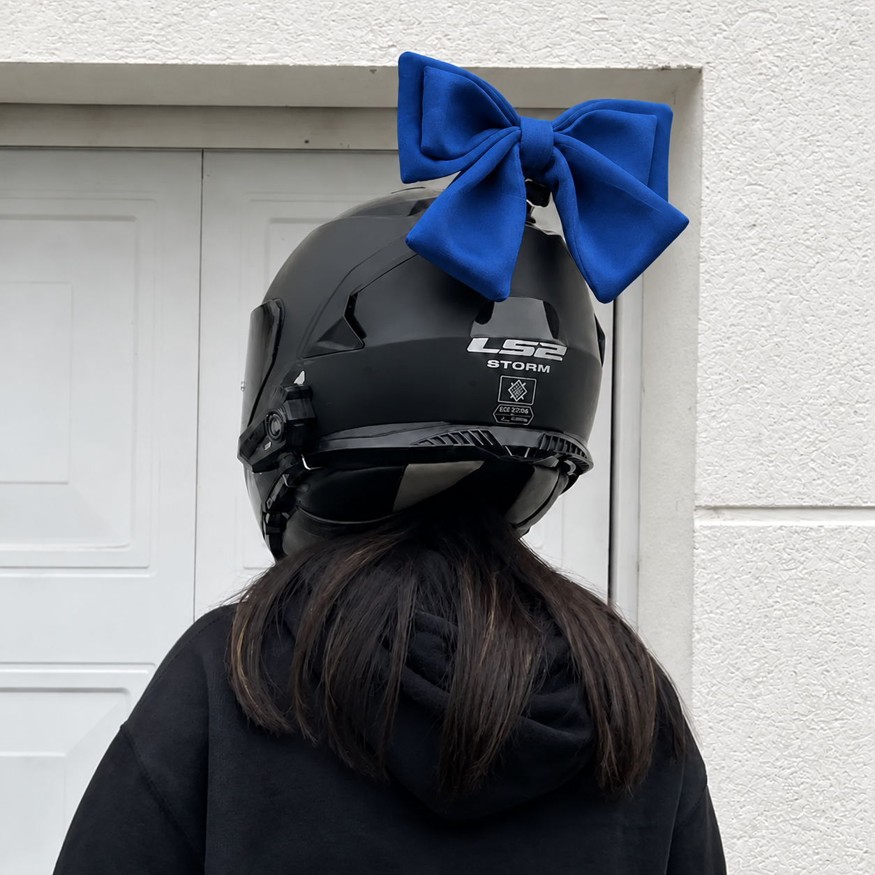 Nœud de casque moto coloris bleu marine en situation