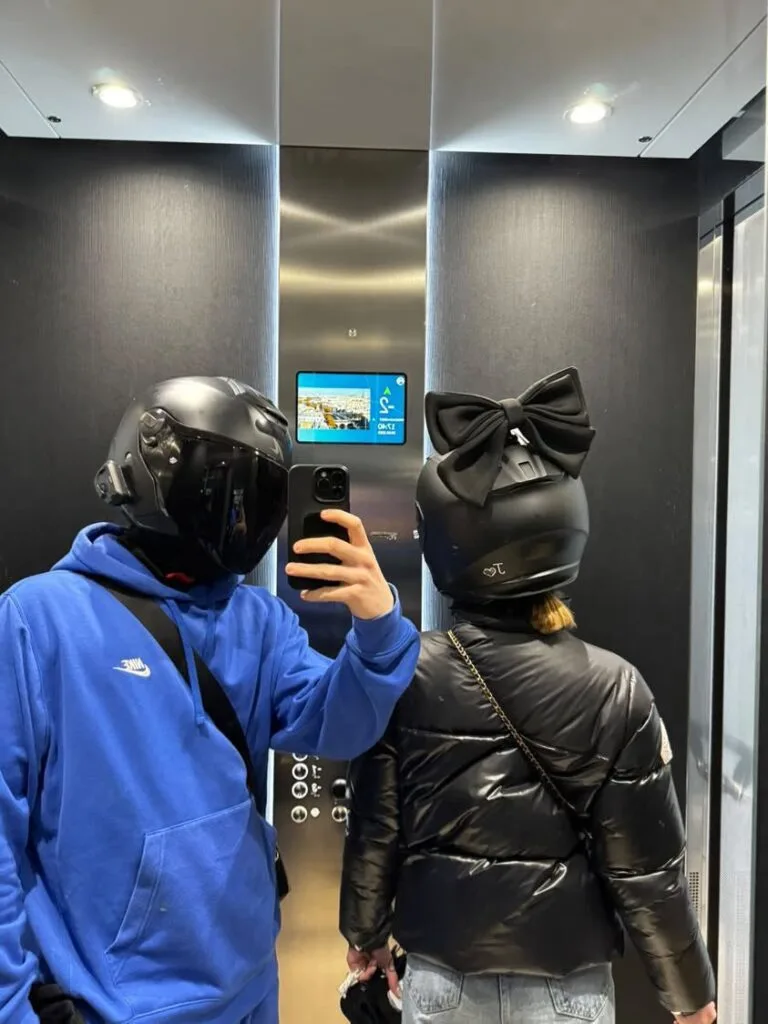 Photo de Sarah : deux personnes casquées devant un miroir, avec un nœud noir sur le casque
