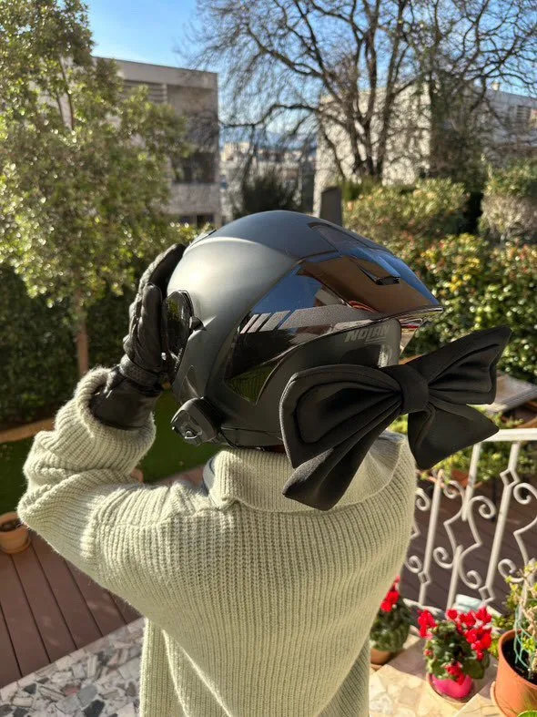 Photo de Louis : nœud noir porté sur un casque moto noir