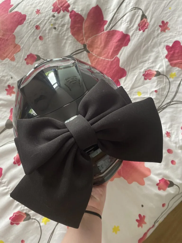 Photo de Manon : grand nœud noir installé sur un casque moto noir