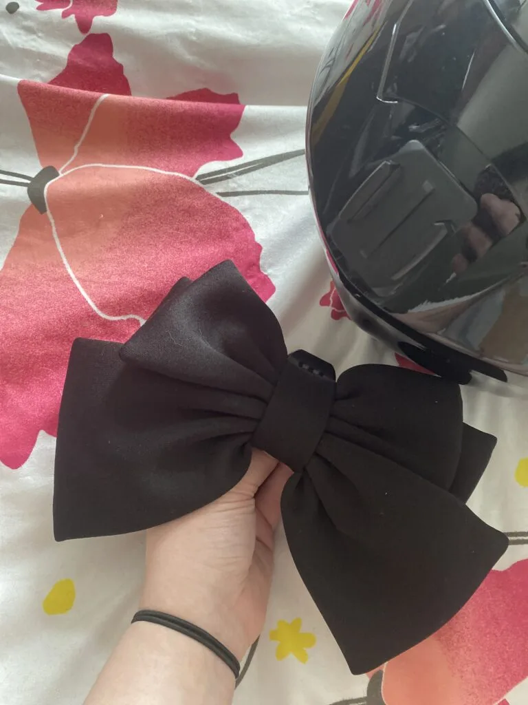 Photo de Manon montrant le volume du nœud noir sur le casque