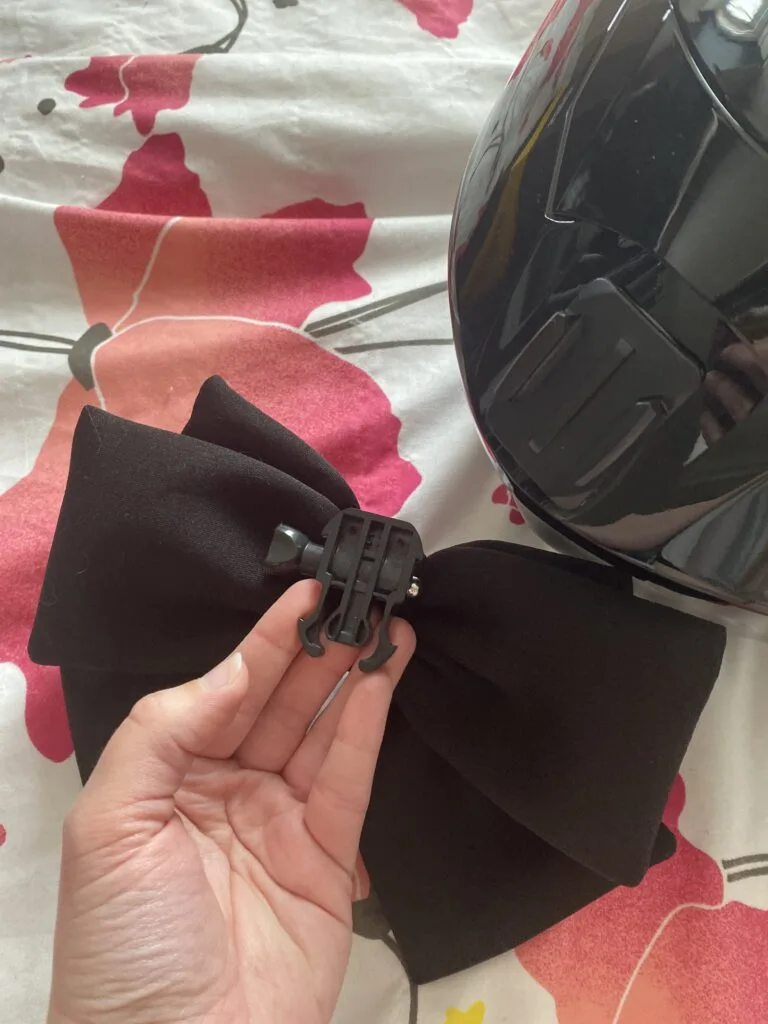 Photo cliente montrant le clip fixé au dos d’un nœud noir Red Bow