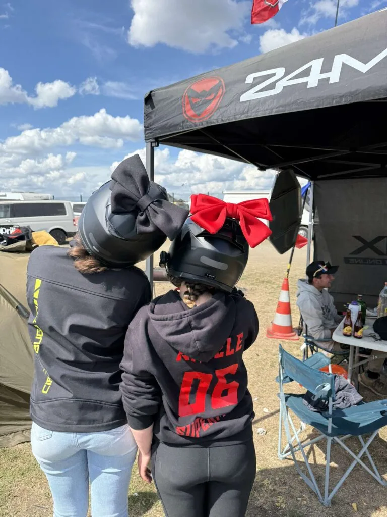 Photo d’Angele : nœud rouge porté sur un casque lors d’une sortie moto