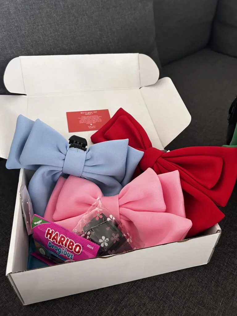 Photo cliente d’une commande Red Bow avec plusieurs nœuds de casque colorés