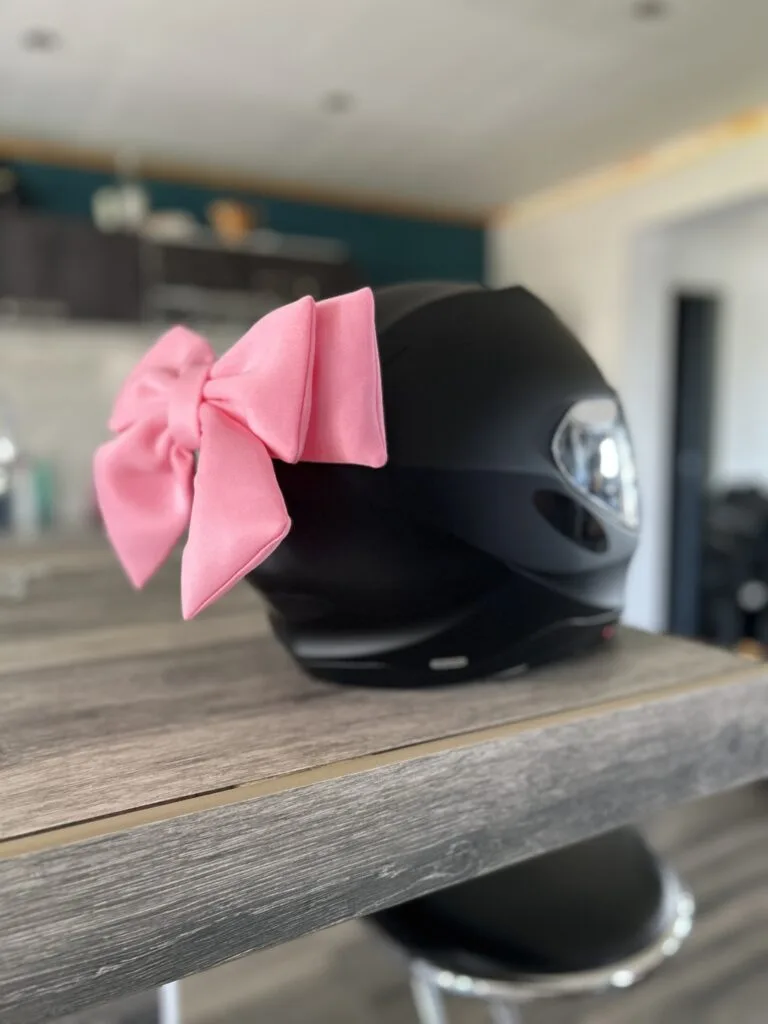 Photo de Jade : nœud rose installé sur un casque noir