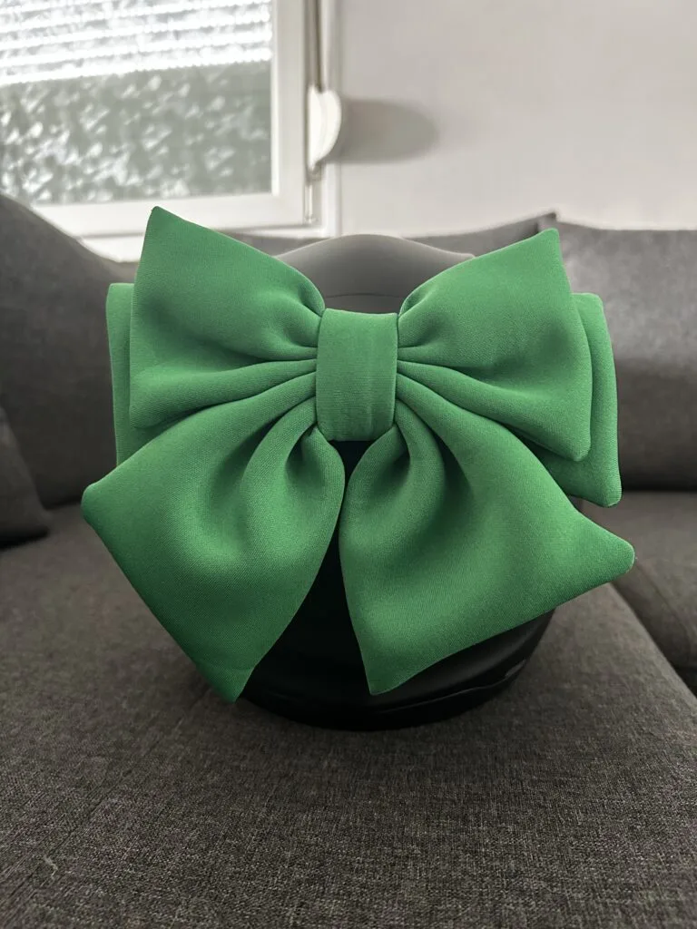 Photo de Jade : nœud vert installé sur un casque noir