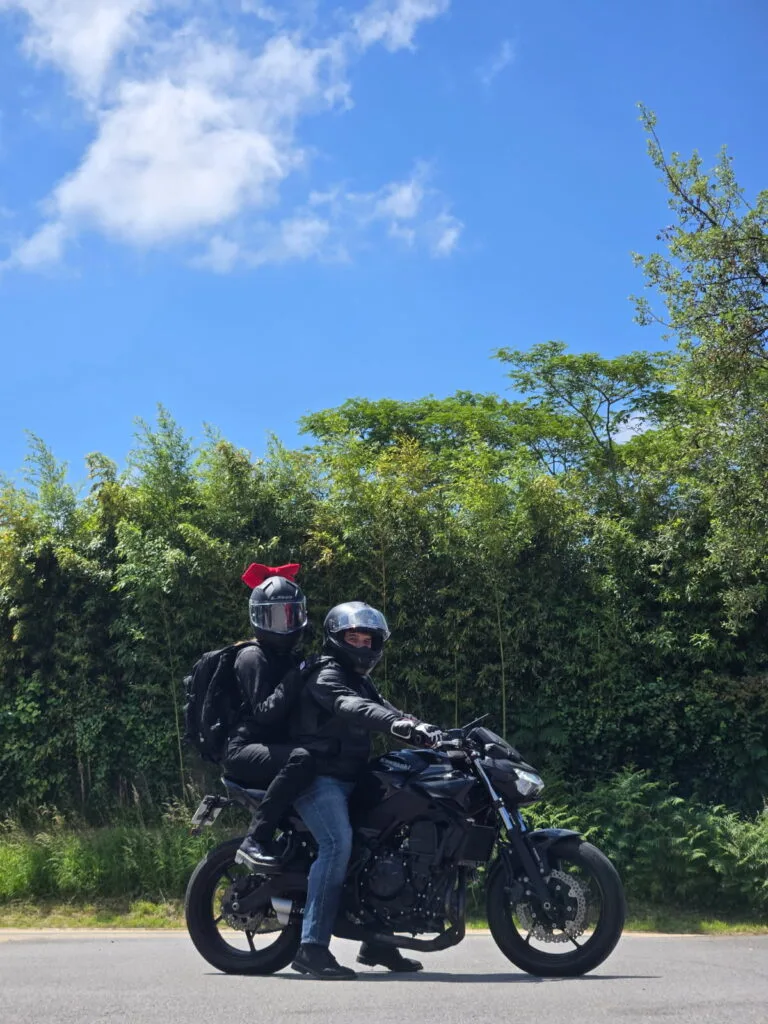 Photo de Jimmy : deux motards en balade avec un nœud rouge visible sur le casque passager