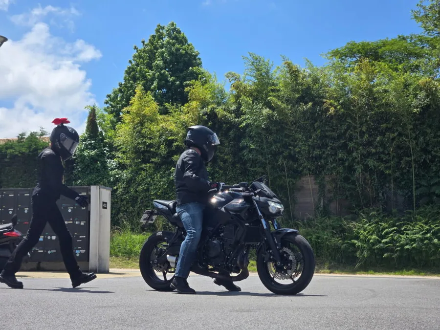 Photo de la moto et du casque décoré d’un nœud rouge pendant la balade de Jimmy