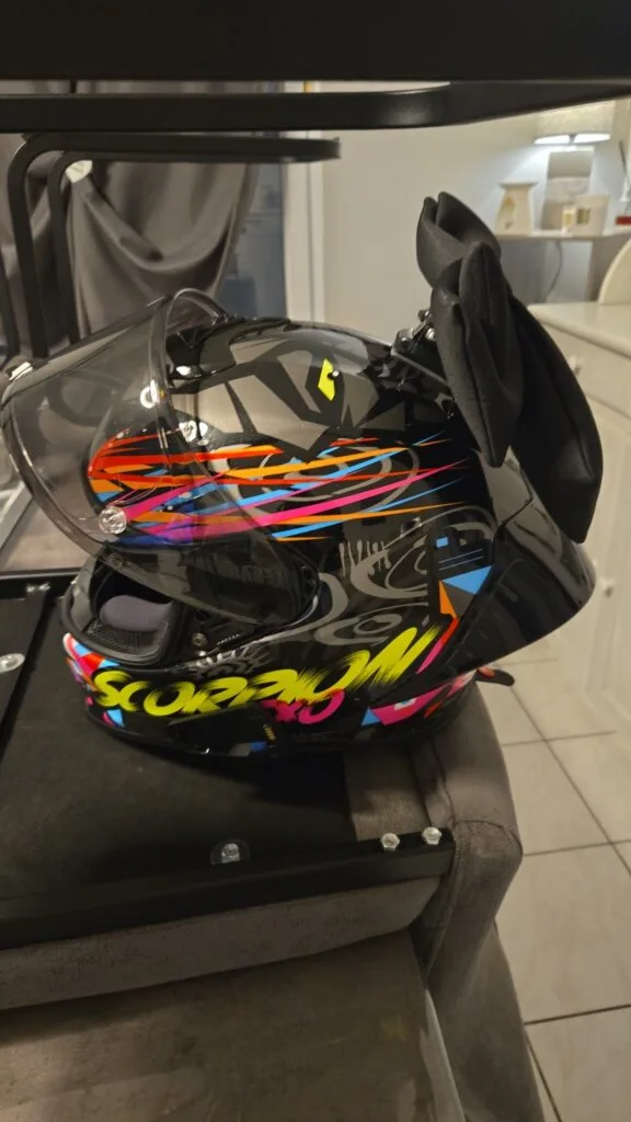 Deuxième vue du nœud noir de Laura sur son casque