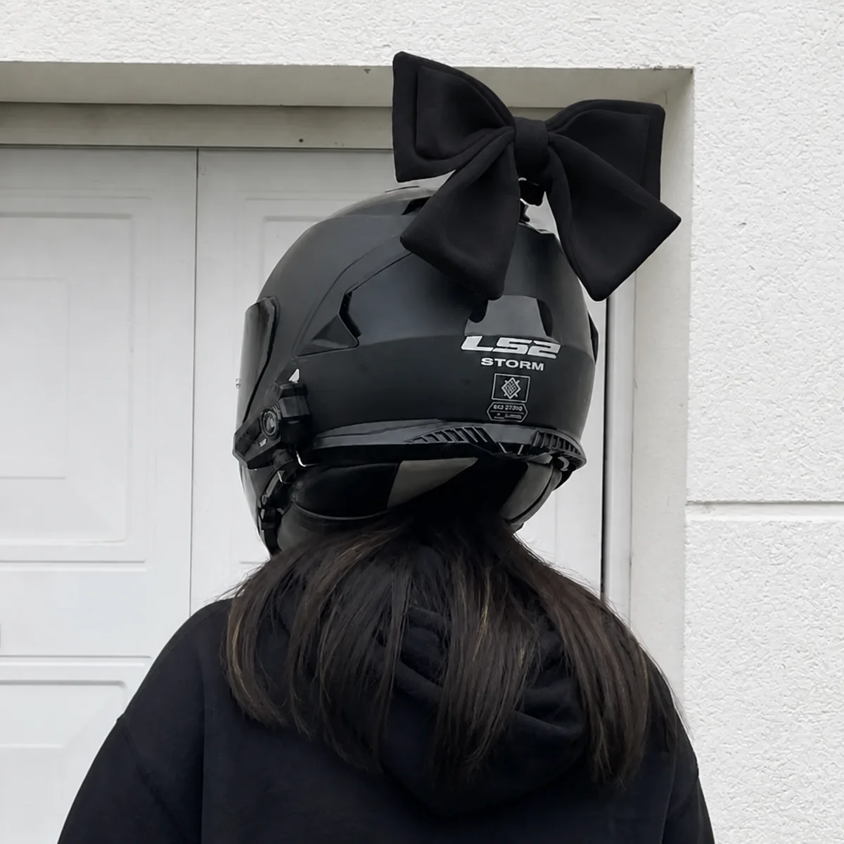 Nœud de casque moto coloris noire en situation