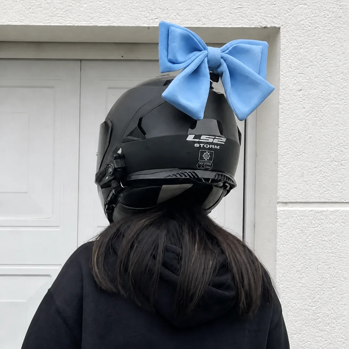 Nœud de casque moto coloris bleue en situation