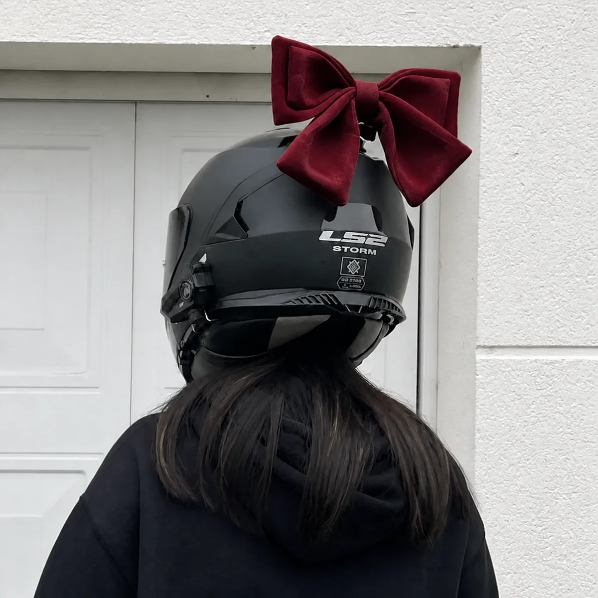 Nœud de casque moto coloris bordeaux en situation