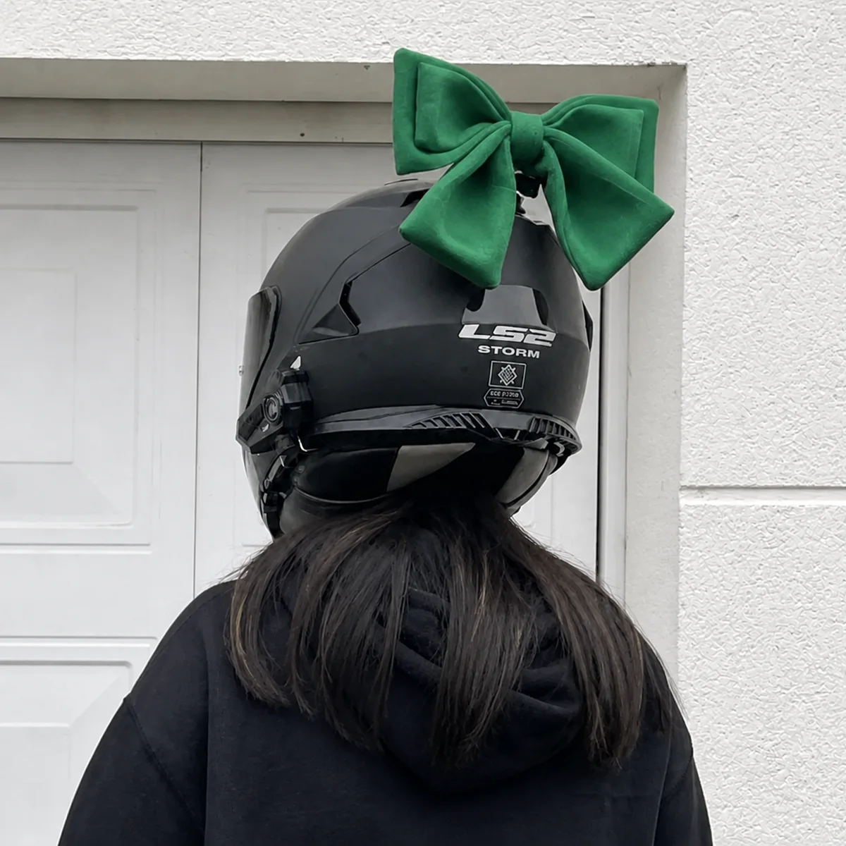 Nœud de casque moto coloris verte en situation