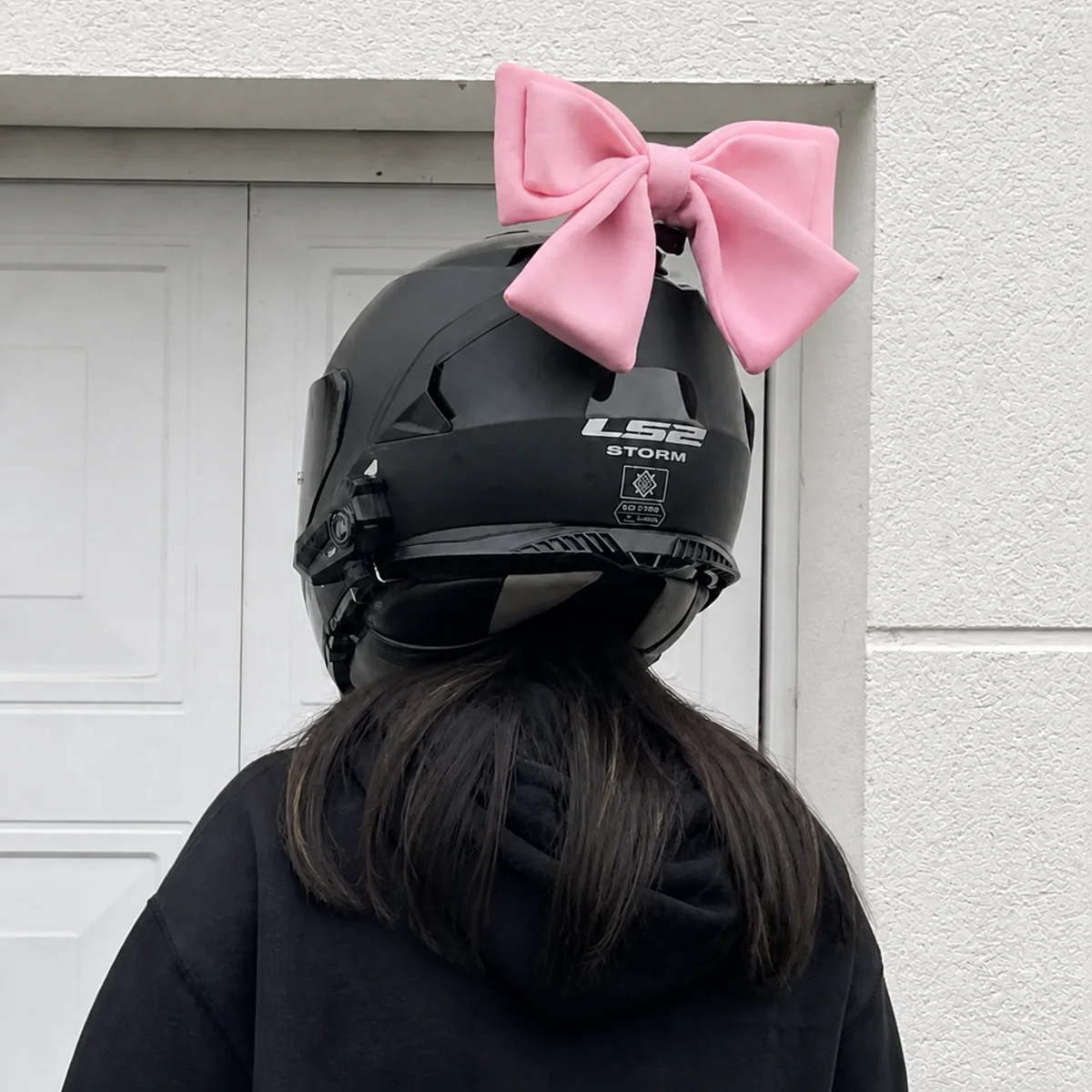 Nœud de casque moto coloris rose en situation