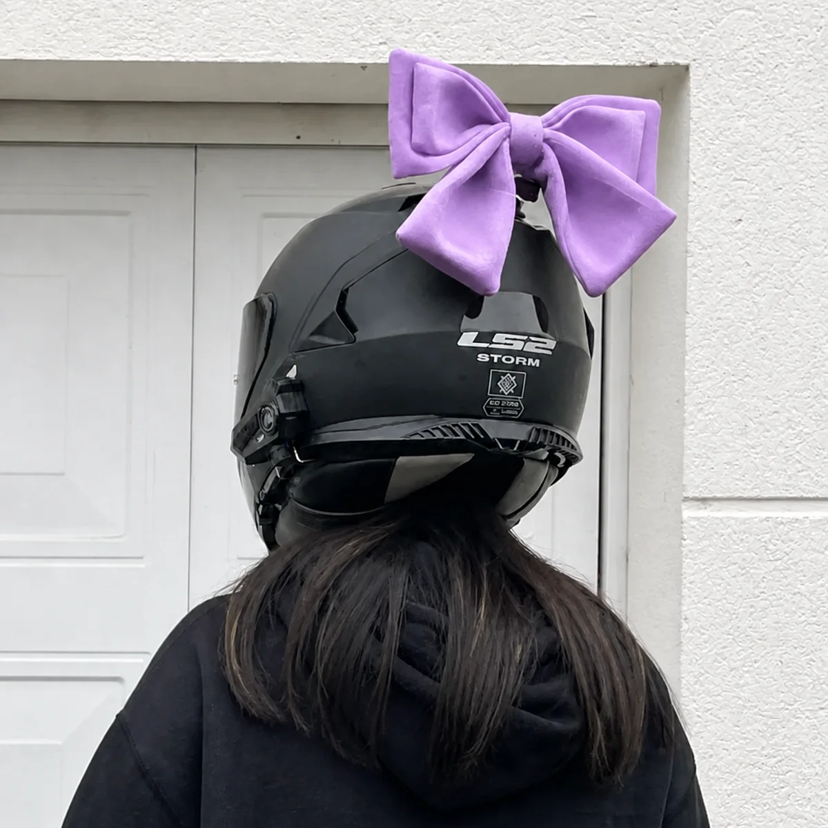 Nœud de casque moto coloris violette en situation