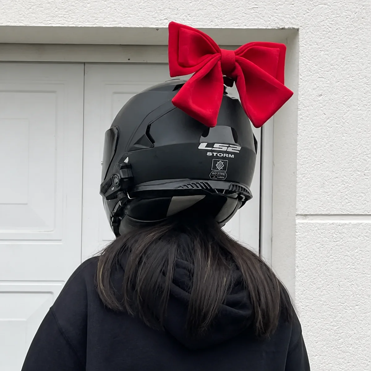 Nœud de casque moto coloris rouge en situation