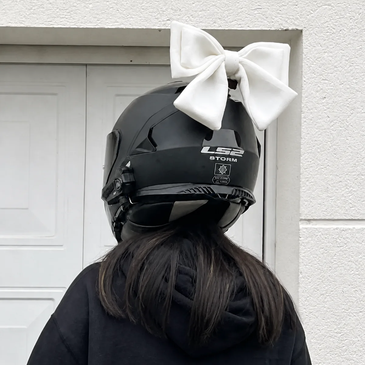 Nœud de casque moto coloris blanche en situation