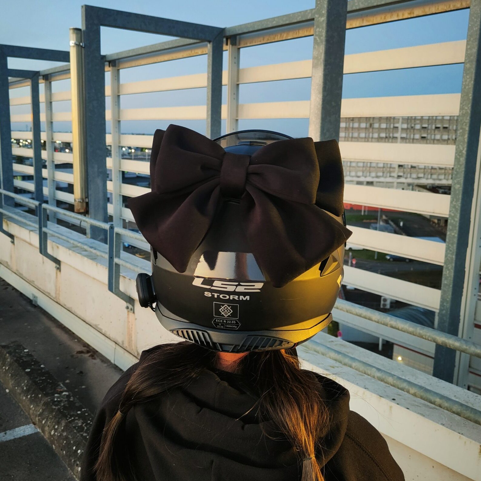 Noeud noir dos 01 Noeud de casque moto noir de derrière sur la motarde RedBow avec un sweat noir